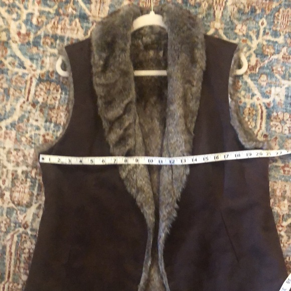 Brown faux fur vest - Picture 8 of 9